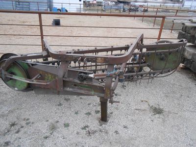 JD SIDE DELIVERY HAY RAKE