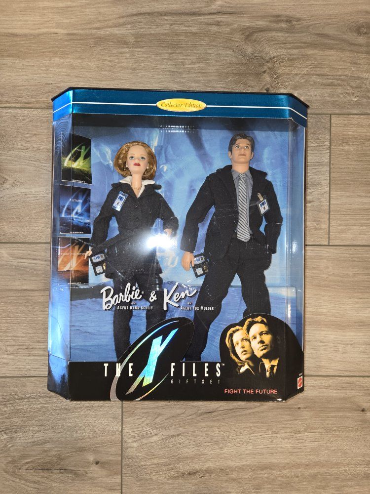 Mint Barbie and Ken as Moulder and Scully