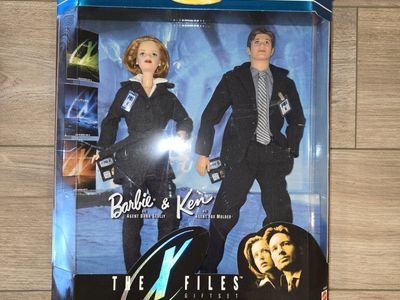 Mint Barbie and Ken as Moulder and Scully