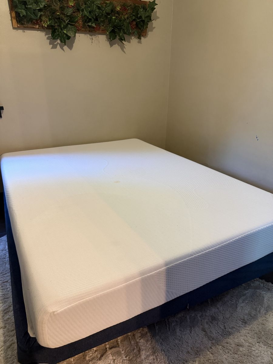 Zinus Queen Memory Foam Mattress
