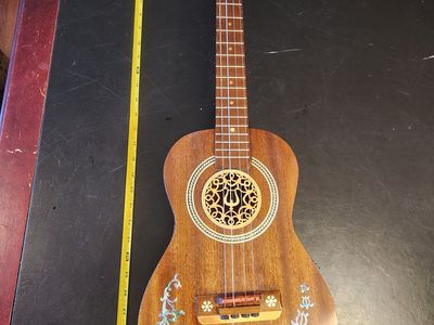 Interesting custom made 31" Baritone Tenor Ukulele. Has cool details and gorgeous wood.