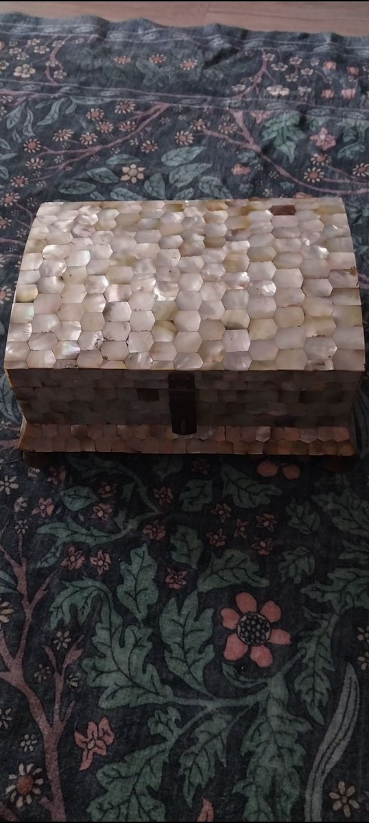 Vintage Mother of Pearl Inlaid Wooden Keepsake/Jewelry Box