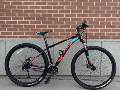 *FRESHLY SERVICED* Giant Revel Mountain Bike