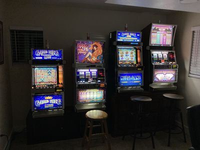 4 IGT Slot Machines with stands