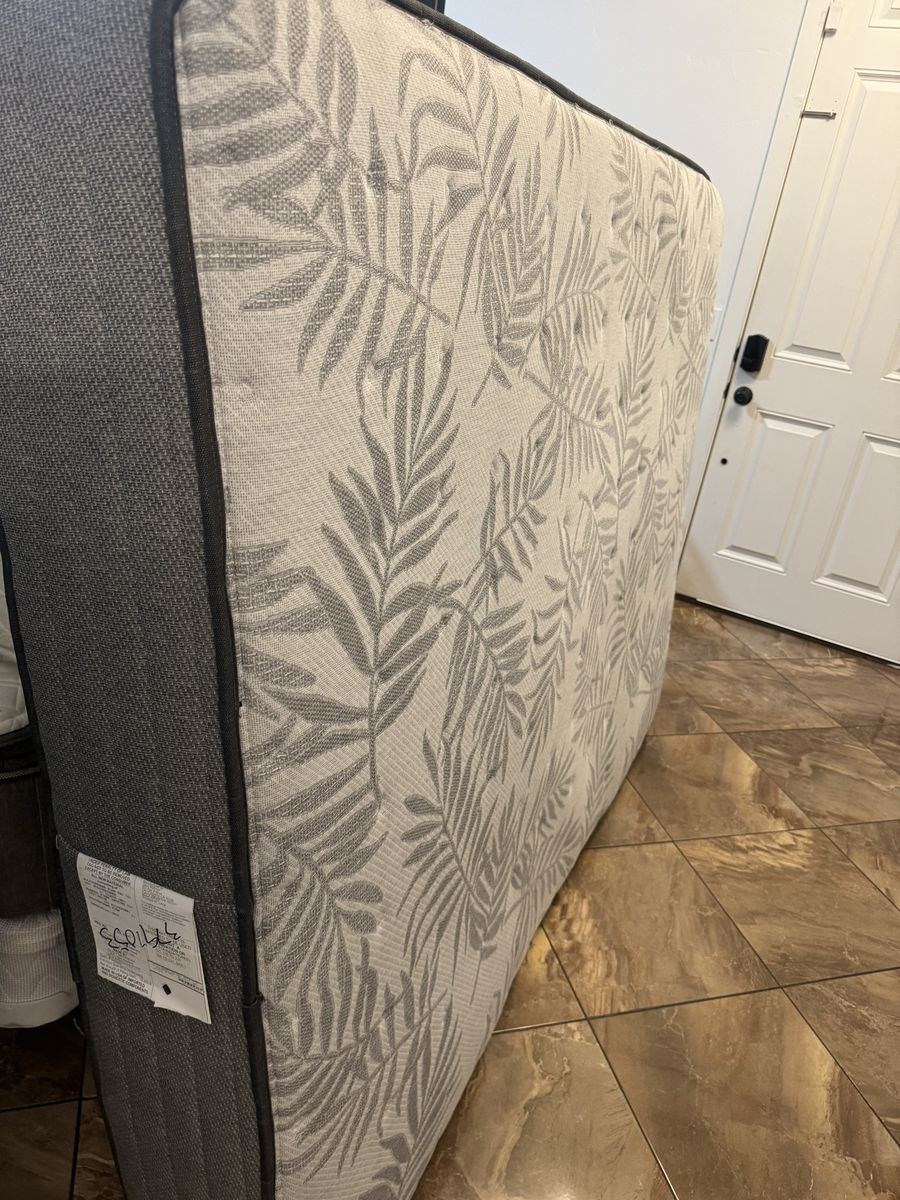 Sealy Posturepedic Mattress - Gray Leaf Pattern queen like new $100