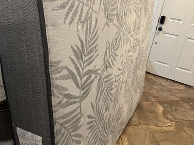 Sealy Posturepedic Mattress - Gray Leaf Pattern queen like new $100