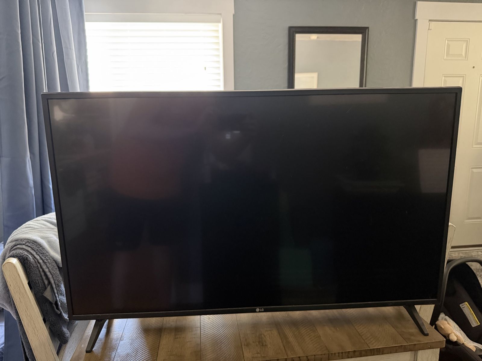 43” LG TV and wall mount