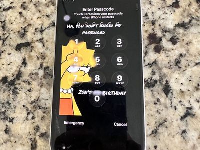 Apple iPhone 8 64GB - White (Unlocked)( Cracked Screen)