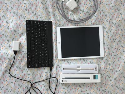 128GB Apple iPad Bundle 7th Gen - Silver