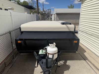 Palomino Basecamp Edition Pop-Up Camper Travel Trailer - Great Condition for Adventurers