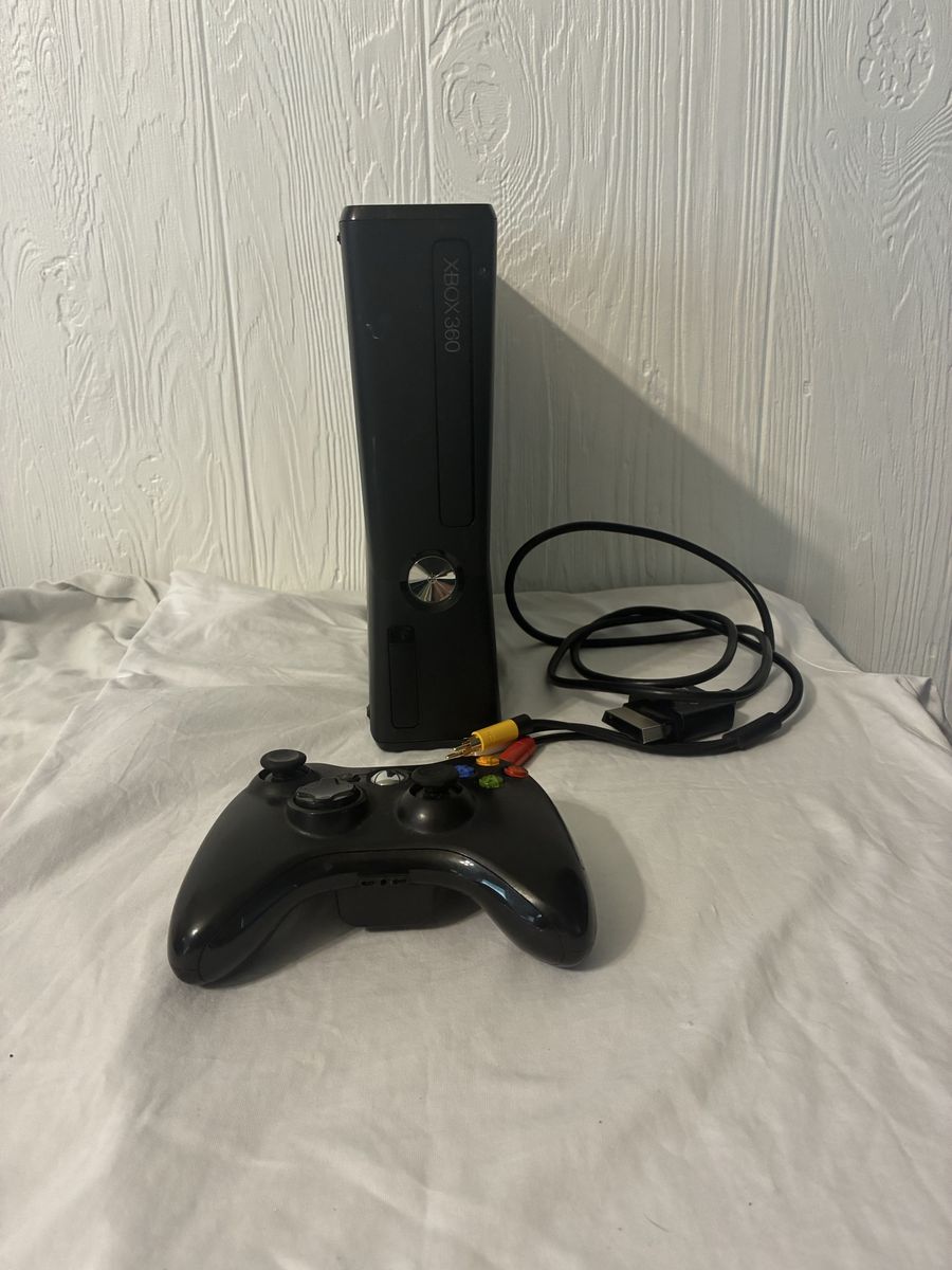 Xbox 360 S 4gb Console Black with Controller