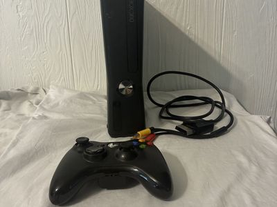 Xbox 360 S 4gb Console Black with Controller
