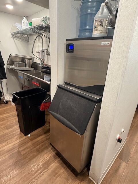 Motak - Ice Machine with Bin