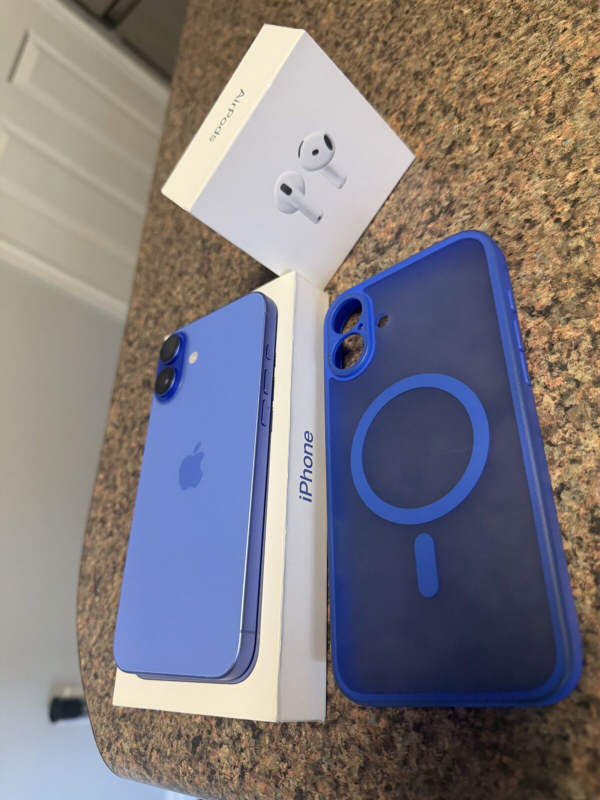 iPhone 16 Plus 128GB + AirPods 4