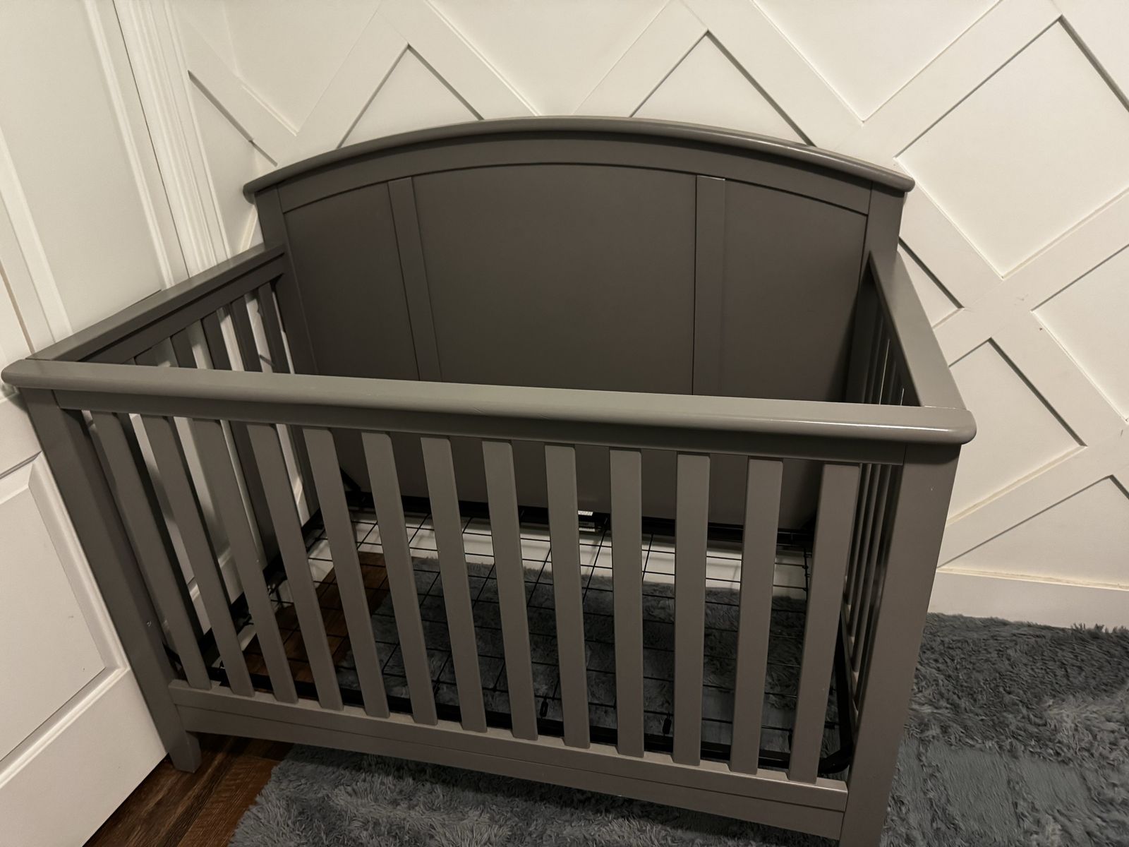 Convertible Gray Wood Baby Crib - Excellent Condition