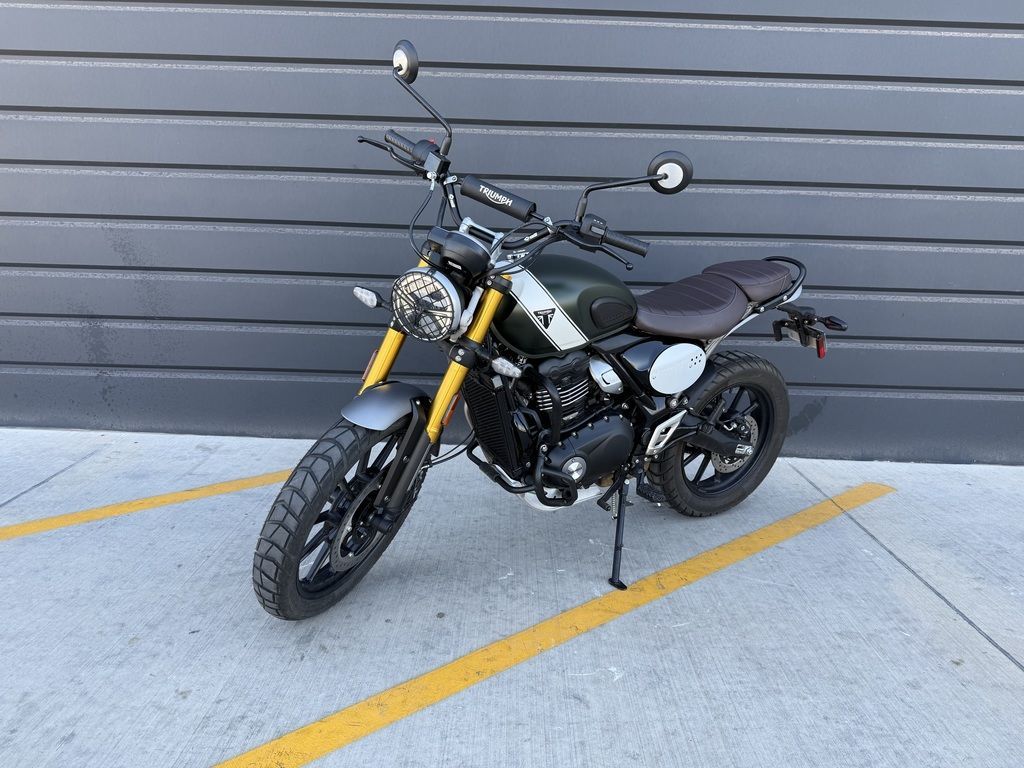 2025 Triumph Scrambler 400 X Matte Khaki Green / Fusion White