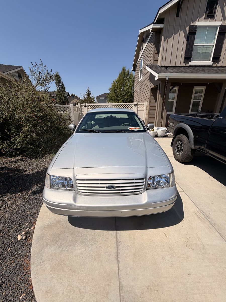 2002 Ford Crown Victoria LX