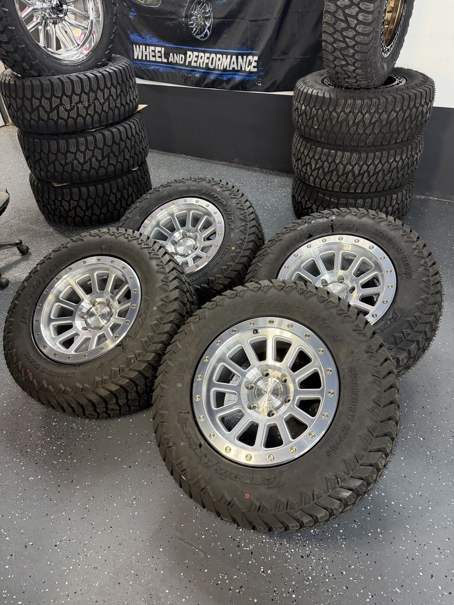 LIKE NEW 17x9 Arena Enduro 6x5.5 265/70r17 Amp A/T