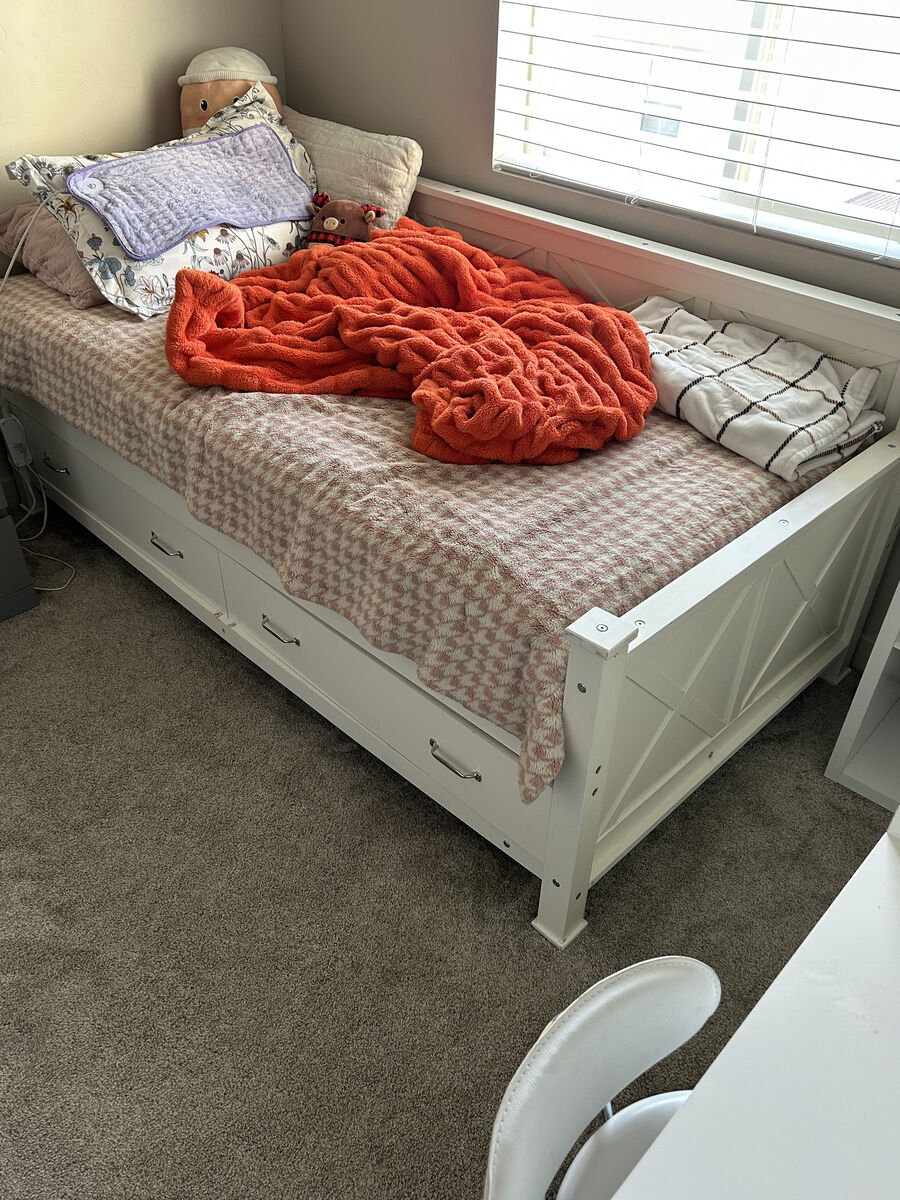 Twin bed woth drawers