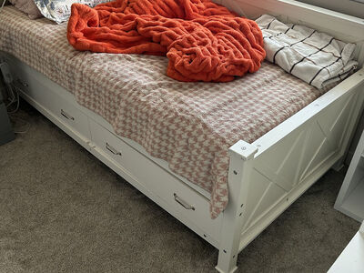 Twin bed woth drawers