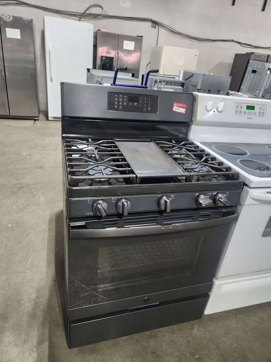 BEAUTIFUL GE 5 BURNER GAS RANGE! W-WARRANTY