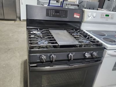 BEAUTIFUL GE 5 BURNER GAS RANGE! W-WARRANTY
