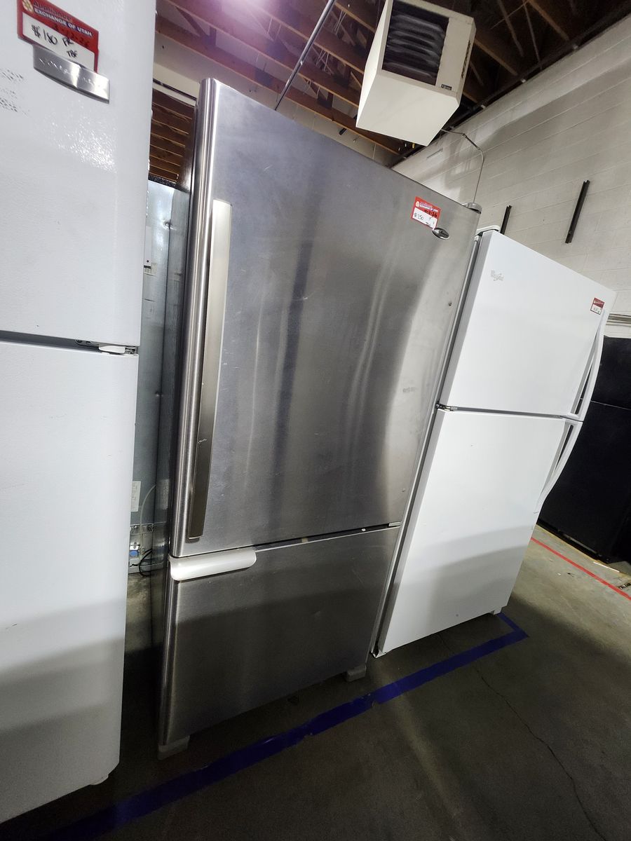 GREAT AMANA STAINLESS STEEL TOP FRIDGE BOTTOM FREEZER!