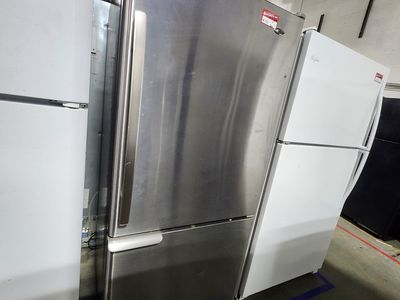 GREAT AMANA STAINLESS STEEL TOP FRIDGE BOTTOM FREEZER!