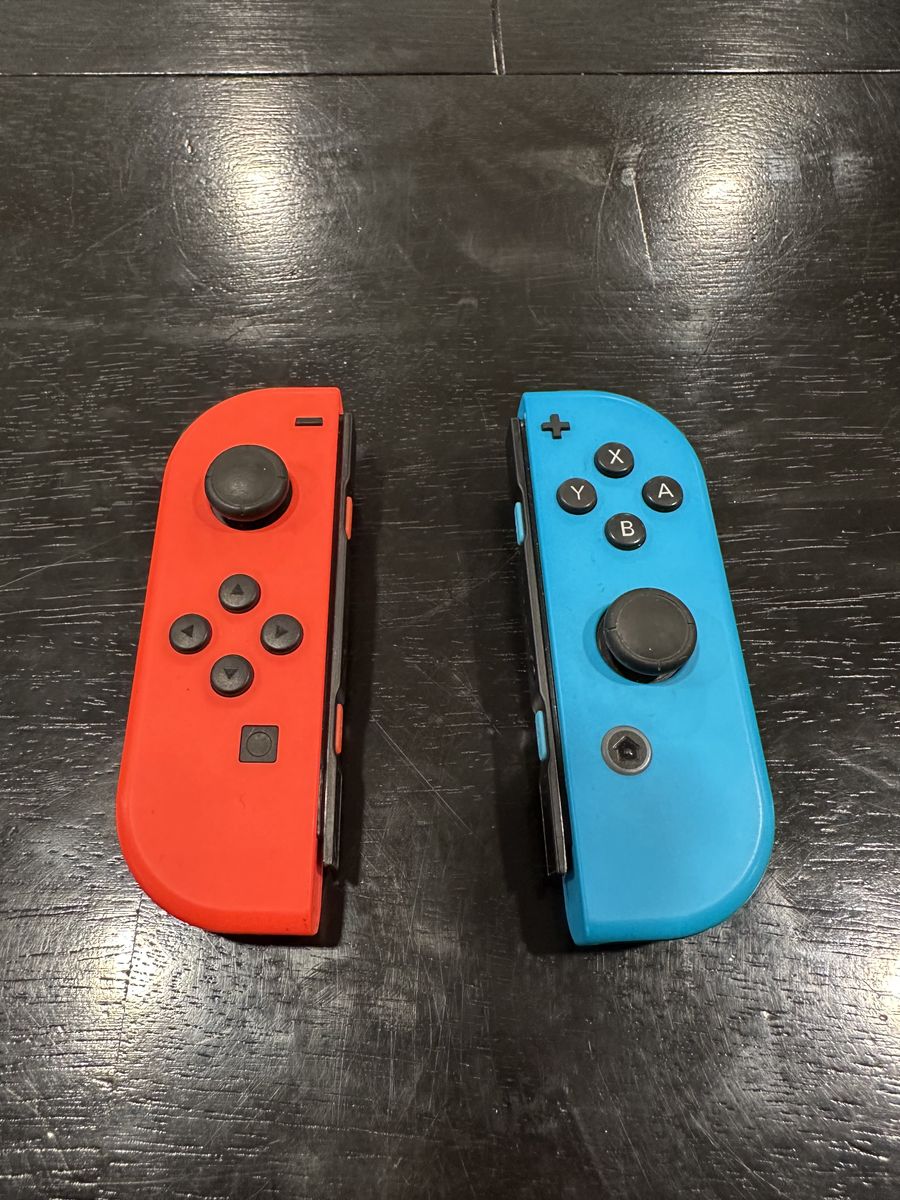 Nintendo Switch Joycons - Red (L) and Blue (R)