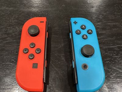 Nintendo Switch Joycons - Red (L) and Blue (R)