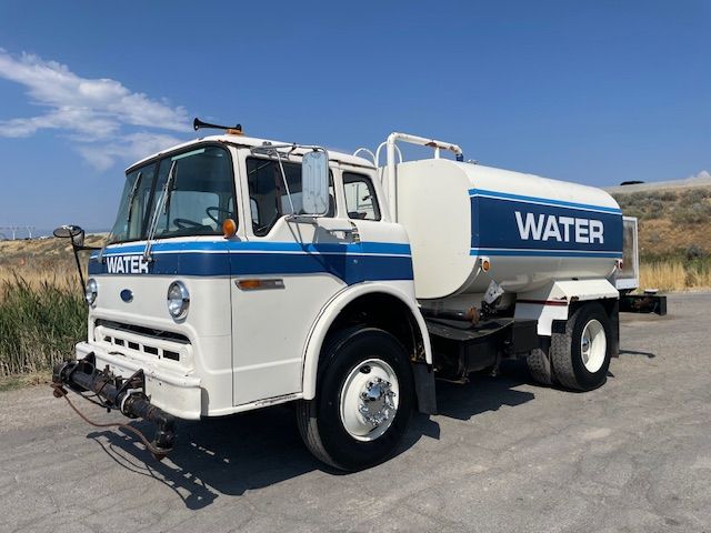 1986 Ford 8000 2000 Gallon Water Truck 