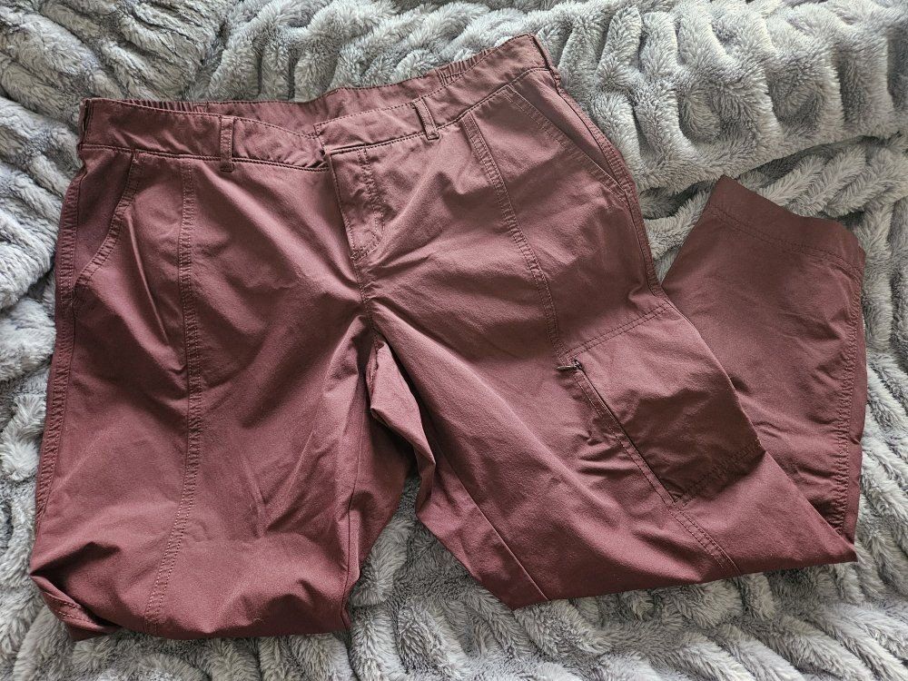 Kirkland Capris size 8 Dark maroon