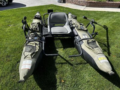 Pontoon boat