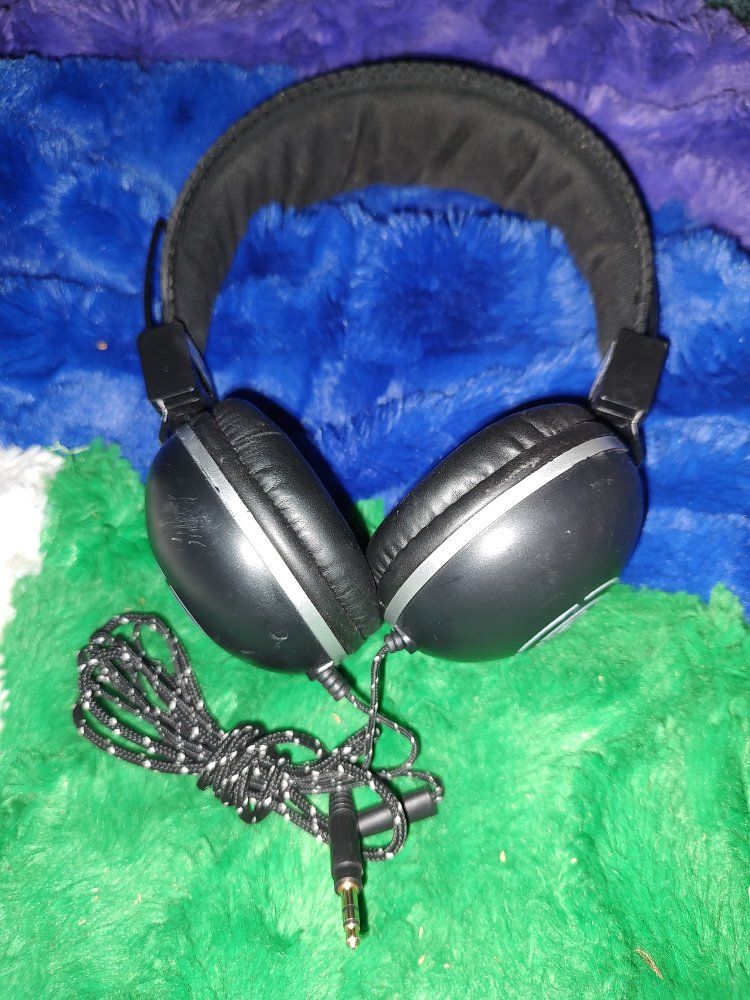 Used Black Over-Ear Headphones with Microphone