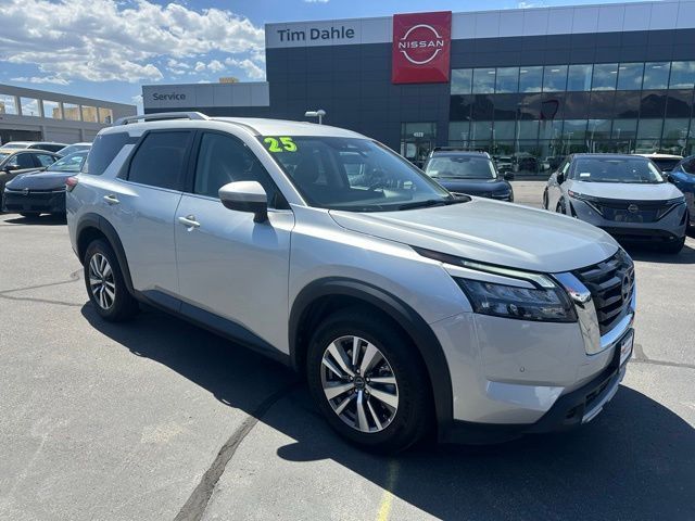 2025 Nissan Pathfinder SL
