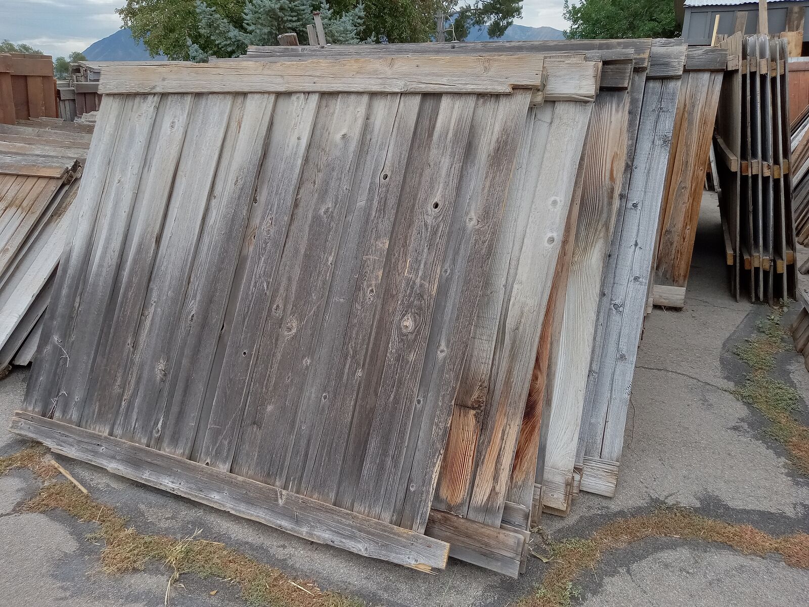 220 + linear feet wood fence (rustic cabin wall) can deliver today