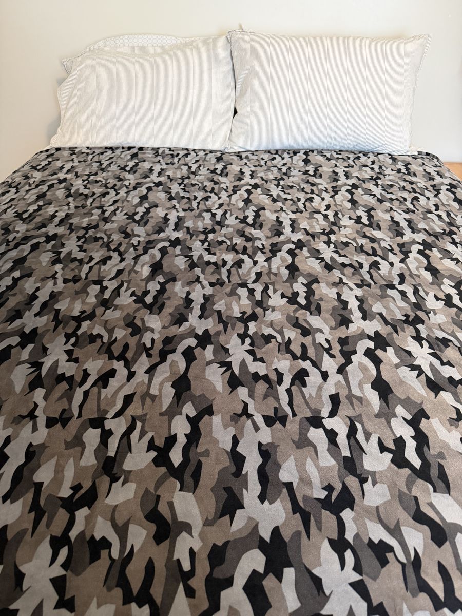 Big Blanket Co Camo Stretch Blanket - Gray/Black/White, King Size Plush, Used