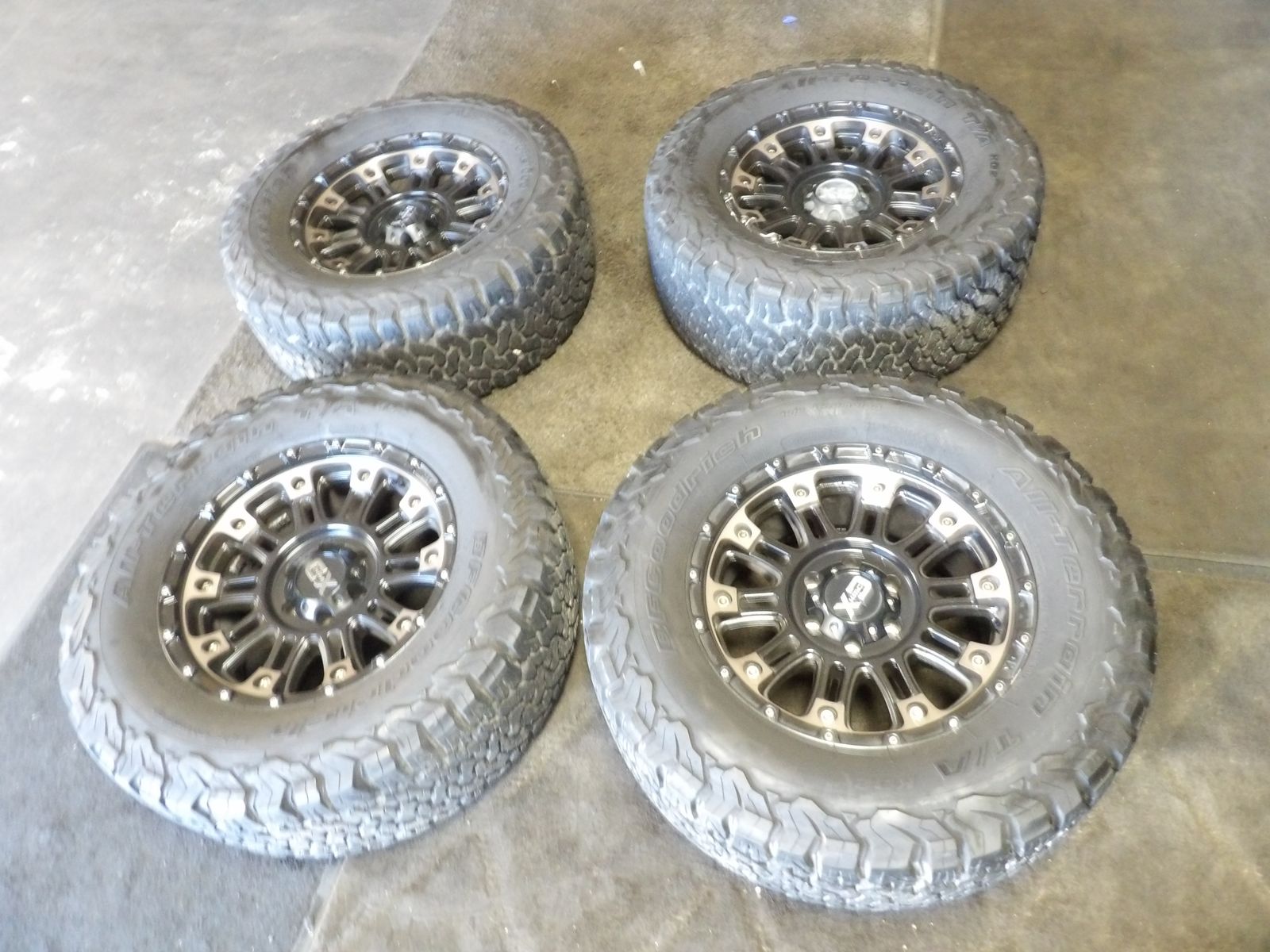 SET OF USED XDKMC WHELS AND TIRES 18 INCH 6X135 AND TIRES 33X12.50R18