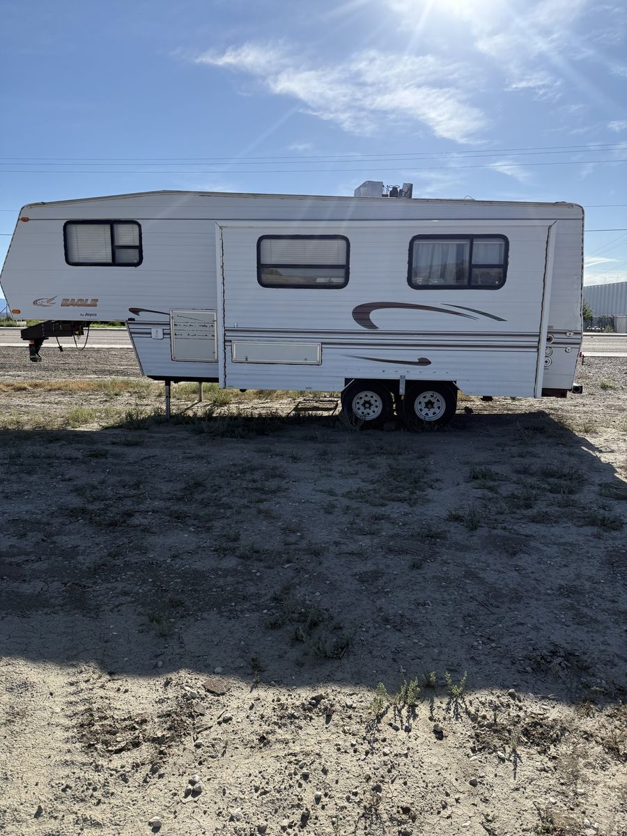 Fifth wheel camp trailer 