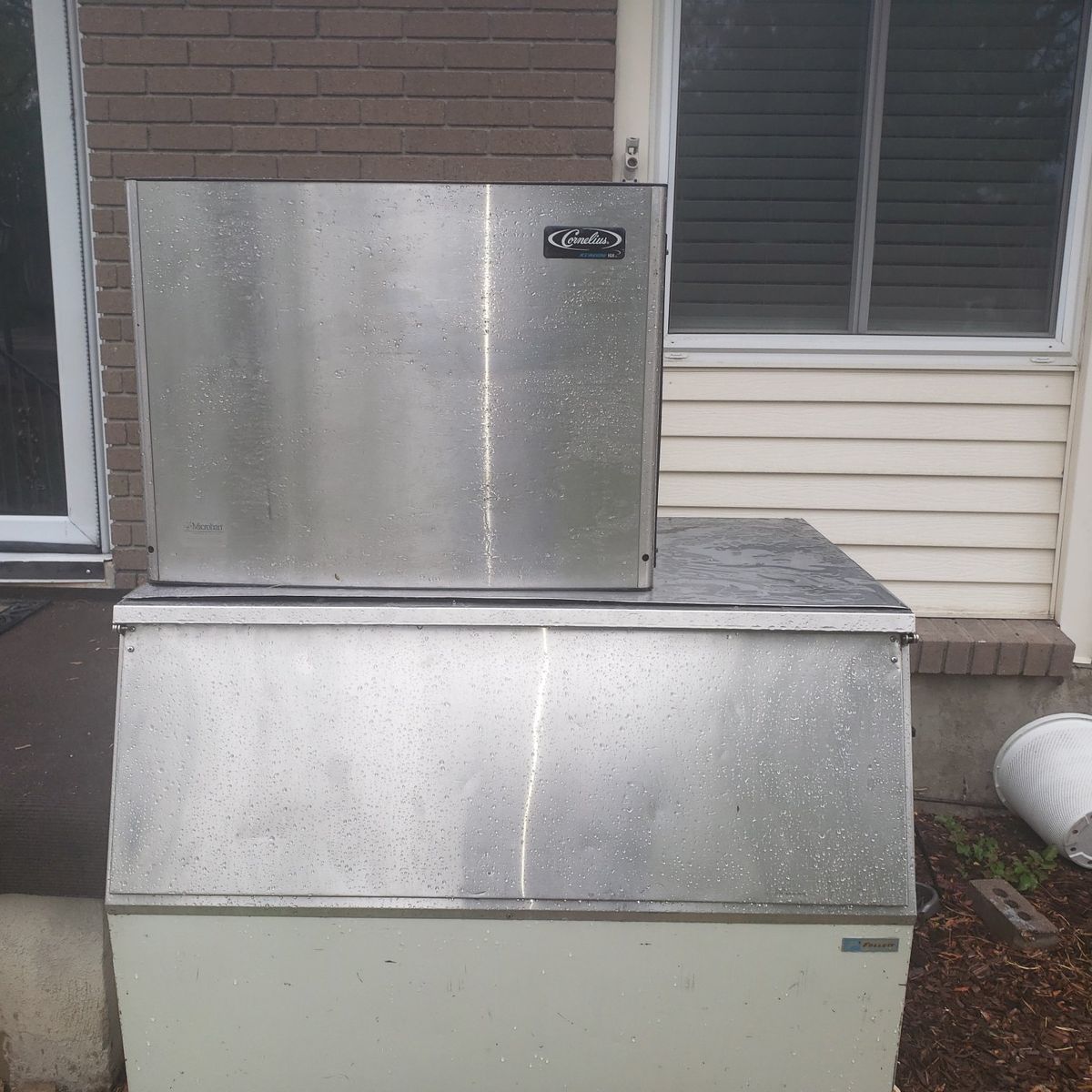Cornelius 500 lb Ice machine