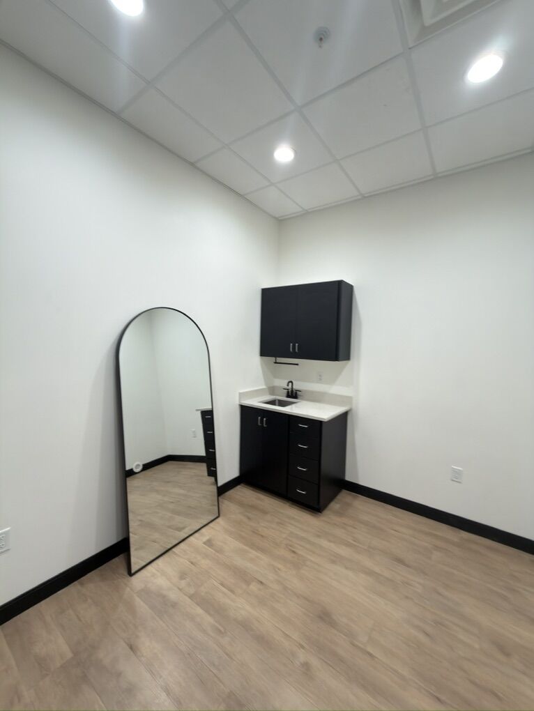 Studio Salon Suite Available!