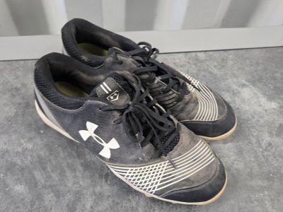 Under Armour Women's Softball Baseball Cleats Size 9.5 Black White