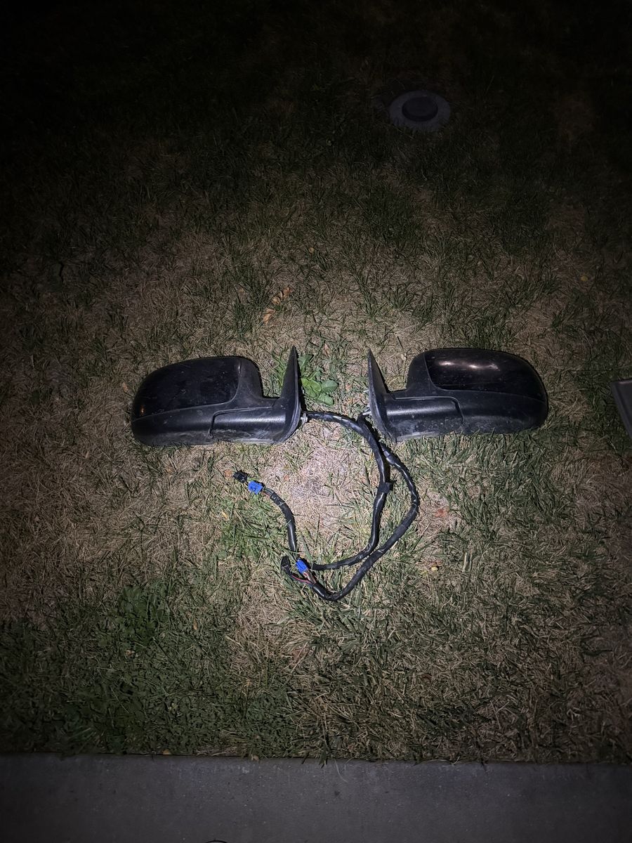 03-06 gmt800 power folding mirrors, black
