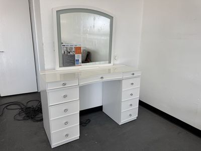 COSTCO TRESANTI MAKEUP VANITY TABLE