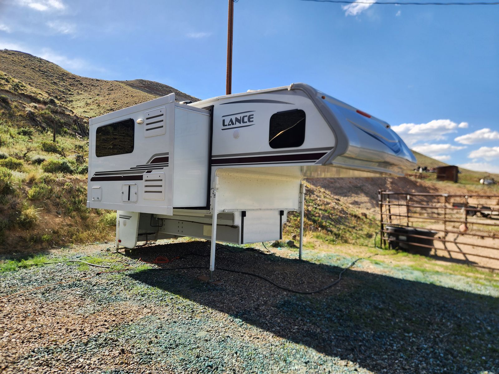 2021 Lance 995 Camper - Long Bed