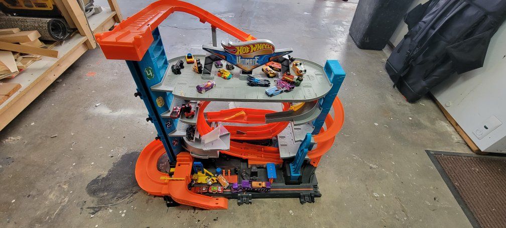 Hot Wheels Ultimate Garage Play Set with Cars - Multi-Level Racing & Storage