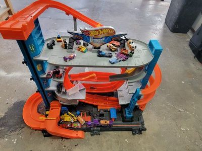 Hot Wheels Ultimate Garage Play Set with Cars - Multi-Level Racing & Storage