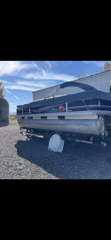 2014 Pontoon Sun Tracker Party Barge.