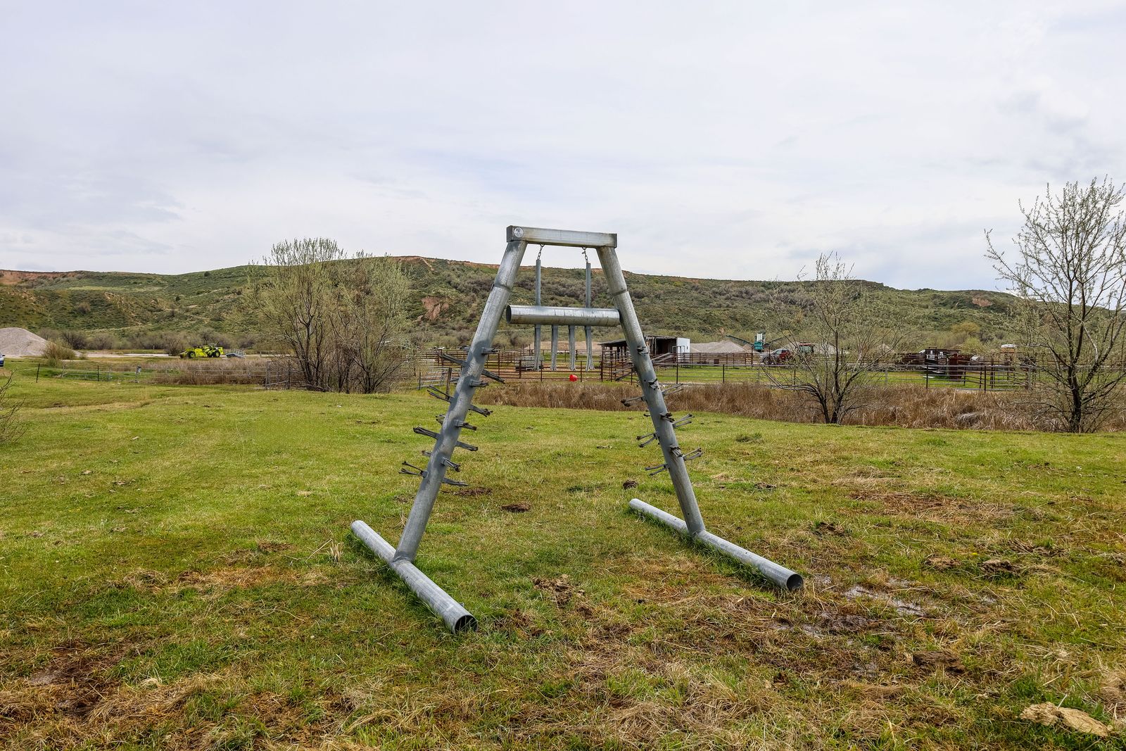 Heavy-Duty Cattle Scratcher