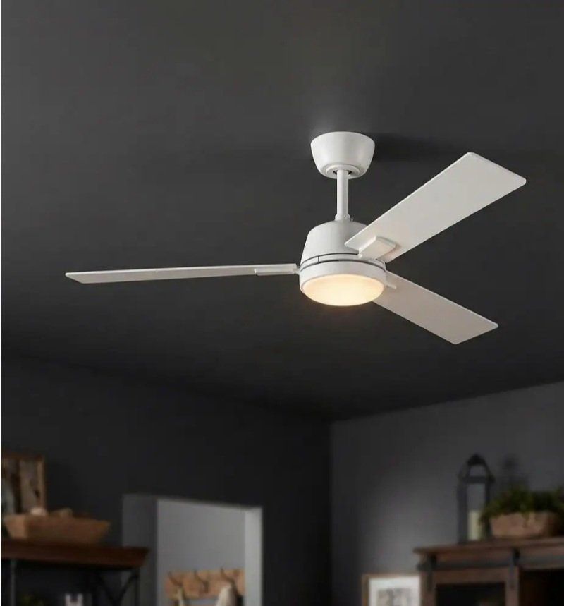 HAMPTON BAY VERANO 52" CEILING FAN BRAND NEW IN BOX, WITH REMOTE CONTROL.